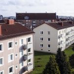 Lägenhetsfasader med innergård i stadsmiljö