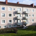Fasad och innergård till ett lägenhetshus med balkonger