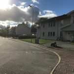 Framsidan av vita villor av trä i ett bostadsområde