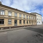 Fasad och fönster före renovering, målning & fönsterbyte